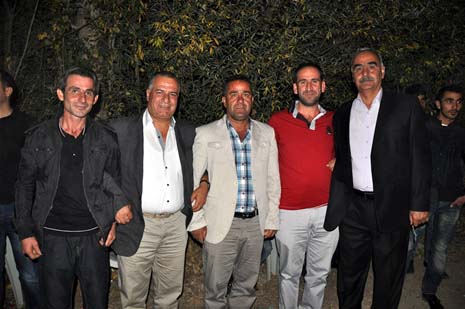 Yüksekova'da 08-09-Eylül 2012'de dünya evine giren çiftlerimizi sizlerler için sayfamıza taşıdık. Yüksekova Güncel Ailesi olarak tüm çitflerimize mutluluklar dileriz. Fotoğraf & Görüntü: Yaşar KAPLAN