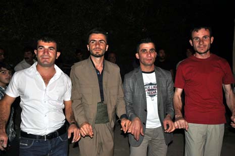 Yüksekova'da 08-09-Eylül 2012'de dünya evine giren çiftlerimizi sizlerler için sayfamıza taşıdık. Yüksekova Güncel Ailesi olarak tüm çitflerimize mutluluklar dileriz. Fotoğraf & Görüntü: Yaşar KAPLAN