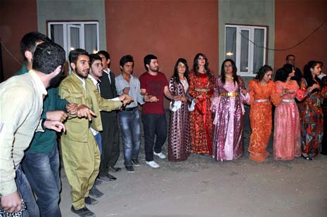 Yüksekova'da 08-09-Eylül 2012'de dünya evine giren çiftlerimizi sizlerler için sayfamıza taşıdık. Yüksekova Güncel Ailesi olarak tüm çitflerimize mutluluklar dileriz. Fotoğraf & Görüntü: Yaşar KAPLAN