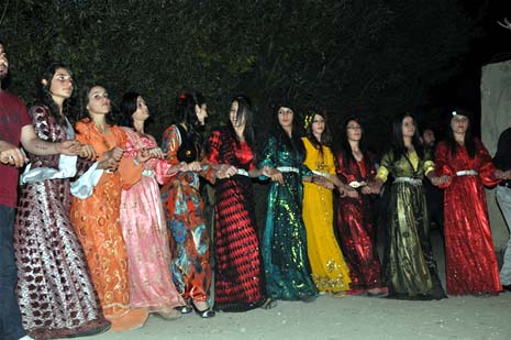 Yüksekova'da 08-09-Eylül 2012'de dünya evine giren çiftlerimizi sizlerler için sayfamıza taşıdık. Yüksekova Güncel Ailesi olarak tüm çitflerimize mutluluklar dileriz. Fotoğraf & Görüntü: Yaşar KAPLAN