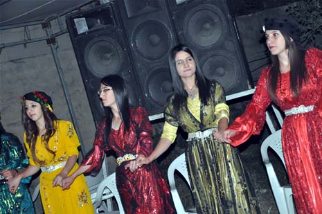 Yüksekova'da 08-09-Eylül 2012'de dünya evine giren çiftlerimizi sizlerler için sayfamıza taşıdık. Yüksekova Güncel Ailesi olarak tüm çitflerimize mutluluklar dileriz. Fotoğraf & Görüntü: Yaşar KAPLAN