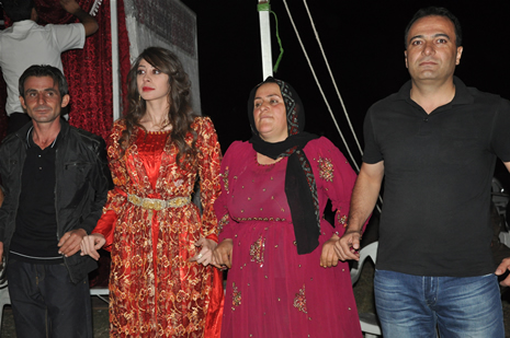 Yüksekova'da 08-09-Eylül 2012'de dünya evine giren çiftlerimizi sizlerler için sayfamıza taşıdık. Yüksekova Güncel Ailesi olarak tüm çitflerimize mutluluklar dileriz. Fotoğraf & Görüntü: Yaşar KAPLAN