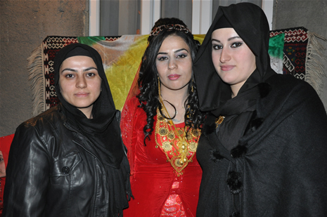 Yüksekova'da 08-09-Eylül 2012'de dünya evine giren çiftlerimizi sizlerler için sayfamıza taşıdık. Yüksekova Güncel Ailesi olarak tüm çitflerimize mutluluklar dileriz. Fotoğraf & Görüntü: Yaşar KAPLAN