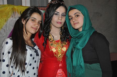 Yüksekova'da 08-09-Eylül 2012'de dünya evine giren çiftlerimizi sizlerler için sayfamıza taşıdık. Yüksekova Güncel Ailesi olarak tüm çitflerimize mutluluklar dileriz. Fotoğraf & Görüntü: Yaşar KAPLAN