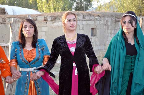 Yüksekova'da 08-09-Eylül 2012'de dünya evine giren çiftlerimizi sizlerler için sayfamıza taşıdık. Yüksekova Güncel Ailesi olarak tüm çitflerimize mutluluklar dileriz. Fotoğraf & Görüntü: Yaşar KAPLAN