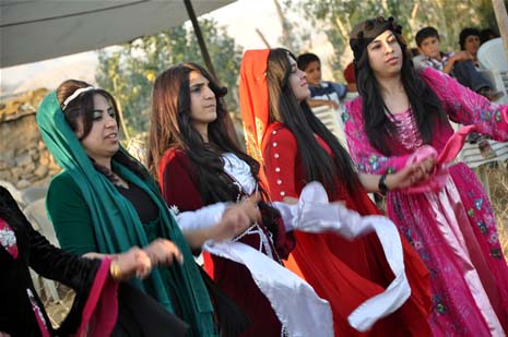 Yüksekova'da 08-09-Eylül 2012'de dünya evine giren çiftlerimizi sizlerler için sayfamıza taşıdık. Yüksekova Güncel Ailesi olarak tüm çitflerimize mutluluklar dileriz. Fotoğraf & Görüntü: Yaşar KAPLAN