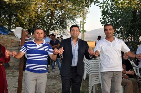 Yüksekova'da 08-09-Eylül 2012'de dünya evine giren çiftlerimizi sizlerler için sayfamıza taşıdık. Yüksekova Güncel Ailesi olarak tüm çitflerimize mutluluklar dileriz. Fotoğraf & Görüntü: Yaşar KAPLAN