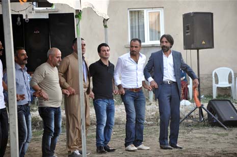 Yüksekova'da 08-09-Eylül 2012'de dünya evine giren çiftlerimizi sizlerler için sayfamıza taşıdık. Yüksekova Güncel Ailesi olarak tüm çitflerimize mutluluklar dileriz. Fotoğraf & Görüntü: Yaşar KAPLAN