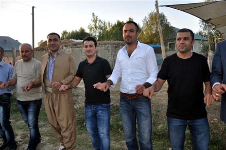 Yüksekova'da 08-09-Eylül 2012'de dünya evine giren çiftlerimizi sizlerler için sayfamıza taşıdık. Yüksekova Güncel Ailesi olarak tüm çitflerimize mutluluklar dileriz. Fotoğraf & Görüntü: Yaşar KAPLAN