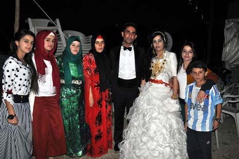 Yüksekova'da 08-09-Eylül 2012'de dünya evine giren çiftlerimizi sizlerler için sayfamıza taşıdık. Yüksekova Güncel Ailesi olarak tüm çitflerimize mutluluklar dileriz. Fotoğraf & Görüntü: Yaşar KAPLAN