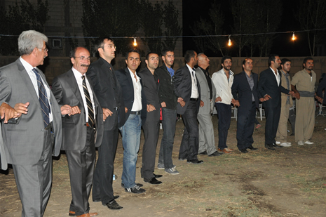 Yüksekova'da 08-09-Eylül 2012'de dünya evine giren çiftlerimizi sizlerler için sayfamıza taşıdık. Yüksekova Güncel Ailesi olarak tüm çitflerimize mutluluklar dileriz. Fotoğraf & Görüntü: Yaşar KAPLAN