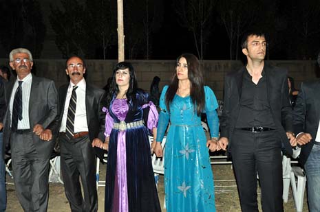 Yüksekova'da 08-09-Eylül 2012'de dünya evine giren çiftlerimizi sizlerler için sayfamıza taşıdık. Yüksekova Güncel Ailesi olarak tüm çitflerimize mutluluklar dileriz. Fotoğraf & Görüntü: Yaşar KAPLAN