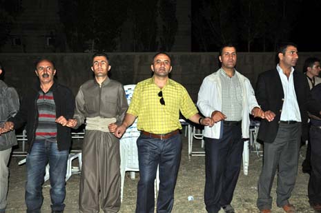 Yüksekova'da 08-09-Eylül 2012'de dünya evine giren çiftlerimizi sizlerler için sayfamıza taşıdık. Yüksekova Güncel Ailesi olarak tüm çitflerimize mutluluklar dileriz. Fotoğraf & Görüntü: Yaşar KAPLAN