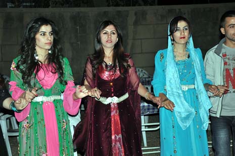 Yüksekova'da 08-09-Eylül 2012'de dünya evine giren çiftlerimizi sizlerler için sayfamıza taşıdık. Yüksekova Güncel Ailesi olarak tüm çitflerimize mutluluklar dileriz. Fotoğraf & Görüntü: Yaşar KAPLAN