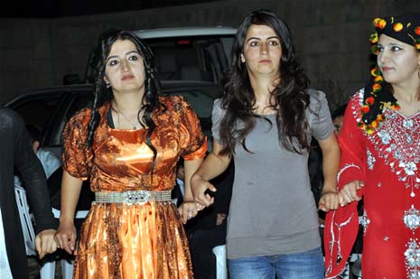 Yüksekova'da 08-09-Eylül 2012'de dünya evine giren çiftlerimizi sizlerler için sayfamıza taşıdık. Yüksekova Güncel Ailesi olarak tüm çitflerimize mutluluklar dileriz. Fotoğraf & Görüntü: Yaşar KAPLAN