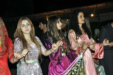 Yüksekova'da 08-09-Eylül 2012'de dünya evine giren çiftlerimizi sizlerler için sayfamıza taşıdık. Yüksekova Güncel Ailesi olarak tüm çitflerimize mutluluklar dileriz. Fotoğraf & Görüntü: Yaşar KAPLAN