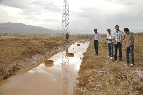 Hakkari'nin Yüksekova ilçesinde aniden bastıran yağmur sele dönüştü.Sele kapılan 150 arı kovanın içinde bulunan arılar telef oldu. 