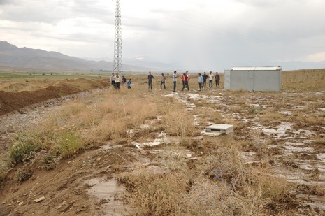 Hakkari'nin Yüksekova ilçesinde aniden bastıran yağmur sele dönüştü.Sele kapılan 150 arı kovanın içinde bulunan arılar telef oldu. 