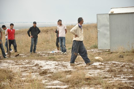 Hakkari'nin Yüksekova ilçesinde aniden bastıran yağmur sele dönüştü.Sele kapılan 150 arı kovanın içinde bulunan arılar telef oldu. 