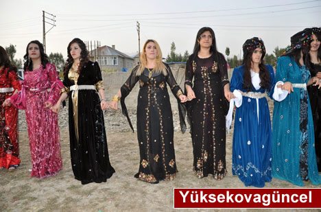 Yüksekova'da 15-16-Eylül 2012'de dünya evine giren çiftlerimizi sizlerler için sayfamıza taşıdık. Yüksekova Güncel Ailesi olarak tüm çiftlerimize mutluluklar dileriz. Fotoğraf & Görüntü: Yaşar KAPLAN- Sinan Akkurt