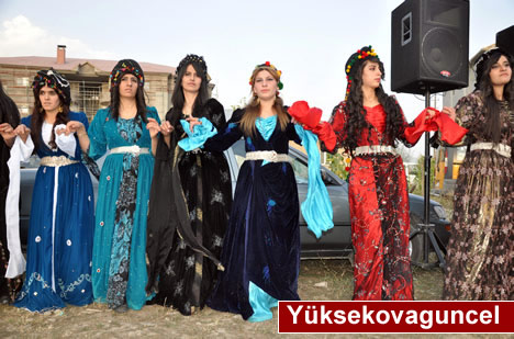 Yüksekova'da 15-16-Eylül 2012'de dünya evine giren çiftlerimizi sizlerler için sayfamıza taşıdık. Yüksekova Güncel Ailesi olarak tüm çiftlerimize mutluluklar dileriz. Fotoğraf & Görüntü: Yaşar KAPLAN- Sinan Akkurt