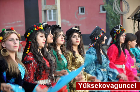 Yüksekova'da 15-16-Eylül 2012'de dünya evine giren çiftlerimizi sizlerler için sayfamıza taşıdık. Yüksekova Güncel Ailesi olarak tüm çiftlerimize mutluluklar dileriz. Fotoğraf & Görüntü: Yaşar KAPLAN- Sinan Akkurt