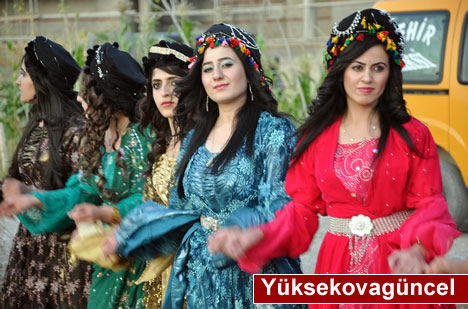 Yüksekova'da 15-16-Eylül 2012'de dünya evine giren çiftlerimizi sizlerler için sayfamıza taşıdık. Yüksekova Güncel Ailesi olarak tüm çiftlerimize mutluluklar dileriz. Fotoğraf & Görüntü: Yaşar KAPLAN- Sinan Akkurt