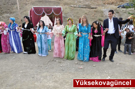 Yüksekova'da 15-16-Eylül 2012'de dünya evine giren çiftlerimizi sizlerler için sayfamıza taşıdık. Yüksekova Güncel Ailesi olarak tüm çiftlerimize mutluluklar dileriz. Fotoğraf & Görüntü: Yaşar KAPLAN- Sinan Akkurt