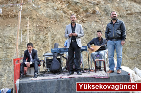 Yüksekova'da 15-16-Eylül 2012'de dünya evine giren çiftlerimizi sizlerler için sayfamıza taşıdık. Yüksekova Güncel Ailesi olarak tüm çiftlerimize mutluluklar dileriz. Fotoğraf & Görüntü: Yaşar KAPLAN- Sinan Akkurt