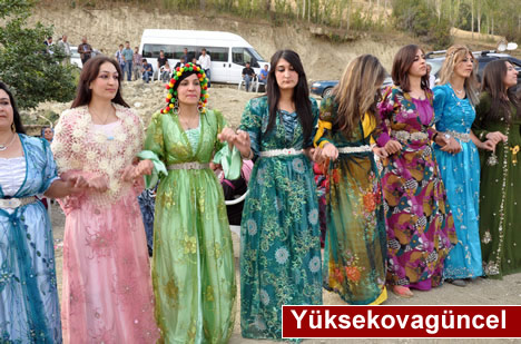 Yüksekova'da 15-16-Eylül 2012'de dünya evine giren çiftlerimizi sizlerler için sayfamıza taşıdık. Yüksekova Güncel Ailesi olarak tüm çiftlerimize mutluluklar dileriz. Fotoğraf & Görüntü: Yaşar KAPLAN- Sinan Akkurt