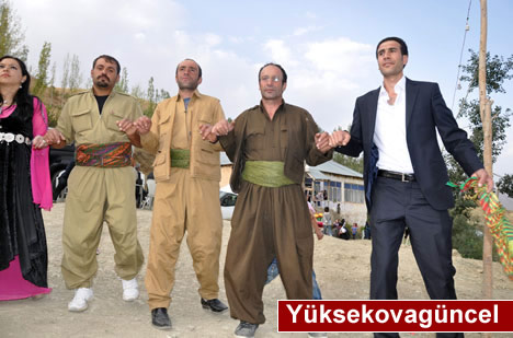 Yüksekova'da 15-16-Eylül 2012'de dünya evine giren çiftlerimizi sizlerler için sayfamıza taşıdık. Yüksekova Güncel Ailesi olarak tüm çiftlerimize mutluluklar dileriz. Fotoğraf & Görüntü: Yaşar KAPLAN- Sinan Akkurt