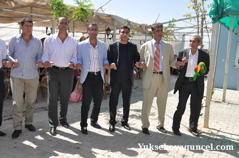 Yüksekova'da 15-16-Eylül 2012'de dünya evine giren çiftlerimizi sizlerler için sayfamıza taşıdık. Yüksekova Güncel Ailesi olarak tüm çiftlerimize mutluluklar dileriz. Fotoğraf & Görüntü: Yaşar KAPLAN- Sinan Akkurt