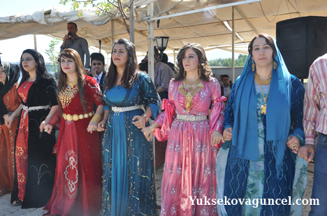 Yüksekova'da 15-16-Eylül 2012'de dünya evine giren çiftlerimizi sizlerler için sayfamıza taşıdık. Yüksekova Güncel Ailesi olarak tüm çiftlerimize mutluluklar dileriz. Fotoğraf & Görüntü: Yaşar KAPLAN- Sinan Akkurt