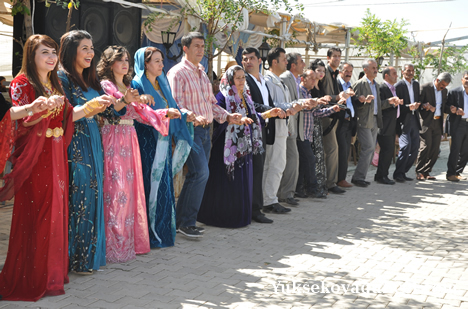 Yüksekova'da 15-16-Eylül 2012'de dünya evine giren çiftlerimizi sizlerler için sayfamıza taşıdık. Yüksekova Güncel Ailesi olarak tüm çiftlerimize mutluluklar dileriz. Fotoğraf & Görüntü: Yaşar KAPLAN- Sinan Akkurt