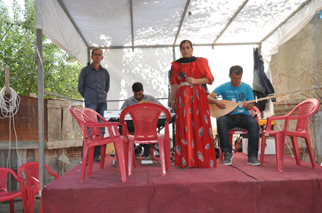 Yüksekova'da 15-16-Eylül 2012'de dünya evine giren çiftlerimizi sizlerler için sayfamıza taşıdık. Yüksekova Güncel Ailesi olarak tüm çiftlerimize mutluluklar dileriz. Fotoğraf & Görüntü: Yaşar KAPLAN- Sinan Akkurt