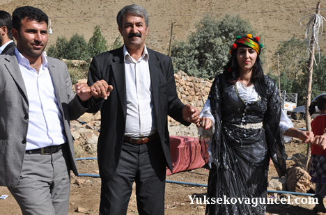 Yüksekova'da 15-16-Eylül 2012'de dünya evine giren çiftlerimizi sizlerler için sayfamıza taşıdık. Yüksekova Güncel Ailesi olarak tüm çiftlerimize mutluluklar dileriz. Fotoğraf & Görüntü: Yaşar KAPLAN- Sinan Akkurt