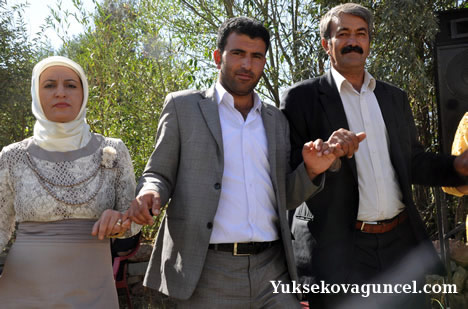 Yüksekova'da 15-16-Eylül 2012'de dünya evine giren çiftlerimizi sizlerler için sayfamıza taşıdık. Yüksekova Güncel Ailesi olarak tüm çiftlerimize mutluluklar dileriz. Fotoğraf & Görüntü: Yaşar KAPLAN- Sinan Akkurt