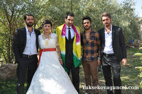 Yüksekova'da 15-16-Eylül 2012'de dünya evine giren çiftlerimizi sizlerler için sayfamıza taşıdık. Yüksekova Güncel Ailesi olarak tüm çiftlerimize mutluluklar dileriz. Fotoğraf & Görüntü: Yaşar KAPLAN- Sinan Akkurt