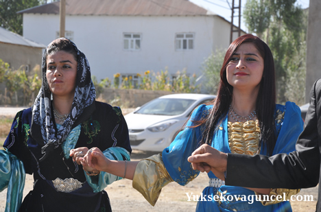 Yüksekova'da 15-16-Eylül 2012'de dünya evine giren çiftlerimizi sizlerler için sayfamıza taşıdık. Yüksekova Güncel Ailesi olarak tüm çiftlerimize mutluluklar dileriz. Fotoğraf & Görüntü: Yaşar KAPLAN- Sinan Akkurt