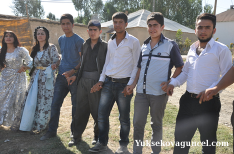 Yüksekova'da 15-16-Eylül 2012'de dünya evine giren çiftlerimizi sizlerler için sayfamıza taşıdık. Yüksekova Güncel Ailesi olarak tüm çiftlerimize mutluluklar dileriz. Fotoğraf & Görüntü: Yaşar KAPLAN- Sinan Akkurt