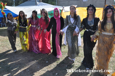 Yüksekova'da 15-16-Eylül 2012'de dünya evine giren çiftlerimizi sizlerler için sayfamıza taşıdık. Yüksekova Güncel Ailesi olarak tüm çiftlerimize mutluluklar dileriz. Fotoğraf & Görüntü: Yaşar KAPLAN- Sinan Akkurt