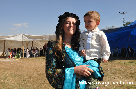 Yüksekova'da 15-16-Eylül 2012'de dünya evine giren çiftlerimizi sizlerler için sayfamıza taşıdık. Yüksekova Güncel Ailesi olarak tüm çiftlerimize mutluluklar dileriz. Fotoğraf & Görüntü: Yaşar KAPLAN- Sinan Akkurt