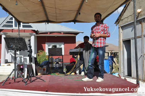 Yüksekova'da 15-16-Eylül 2012'de dünya evine giren çiftlerimizi sizlerler için sayfamıza taşıdık. Yüksekova Güncel Ailesi olarak tüm çiftlerimize mutluluklar dileriz. Fotoğraf & Görüntü: Yaşar KAPLAN- Sinan Akkurt