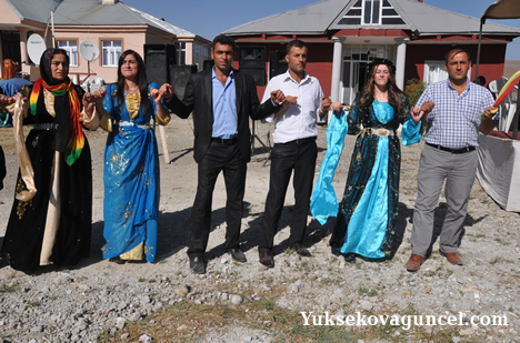 Yüksekova'da 15-16-Eylül 2012'de dünya evine giren çiftlerimizi sizlerler için sayfamıza taşıdık. Yüksekova Güncel Ailesi olarak tüm çiftlerimize mutluluklar dileriz. Fotoğraf & Görüntü: Yaşar KAPLAN- Sinan Akkurt