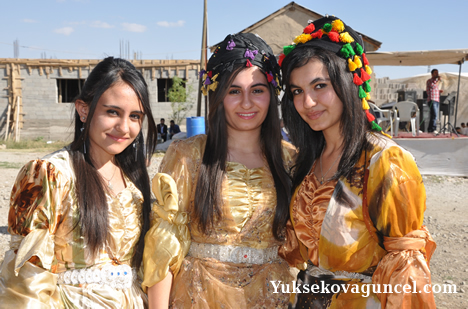 Yüksekova'da 15-16-Eylül 2012'de dünya evine giren çiftlerimizi sizlerler için sayfamıza taşıdık. Yüksekova Güncel Ailesi olarak tüm çiftlerimize mutluluklar dileriz. Fotoğraf & Görüntü: Yaşar KAPLAN- Sinan Akkurt