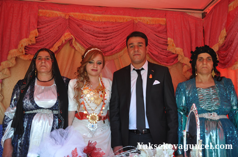 Yüksekova'da 15-16-Eylül 2012'de dünya evine giren çiftlerimizi sizlerler için sayfamıza taşıdık. Yüksekova Güncel Ailesi olarak tüm çiftlerimize mutluluklar dileriz. Fotoğraf & Görüntü: Yaşar KAPLAN- Sinan Akkurt