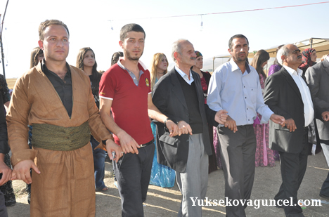 Yüksekova'da 15-16-Eylül 2012'de dünya evine giren çiftlerimizi sizlerler için sayfamıza taşıdık. Yüksekova Güncel Ailesi olarak tüm çiftlerimize mutluluklar dileriz. Fotoğraf & Görüntü: Yaşar KAPLAN- Sinan Akkurt
