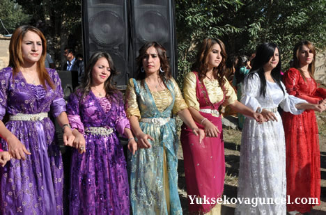 Yüksekova'da 15-16-Eylül 2012'de dünya evine giren çiftlerimizi sizlerler için sayfamıza taşıdık. Yüksekova Güncel Ailesi olarak tüm çiftlerimize mutluluklar dileriz. Fotoğraf & Görüntü: Yaşar KAPLAN- Sinan Akkurt