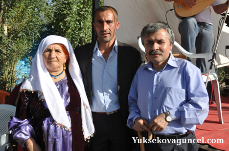 Yüksekova'da 15-16-Eylül 2012'de dünya evine giren çiftlerimizi sizlerler için sayfamıza taşıdık. Yüksekova Güncel Ailesi olarak tüm çiftlerimize mutluluklar dileriz. Fotoğraf & Görüntü: Yaşar KAPLAN- Sinan Akkurt