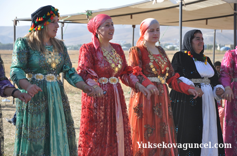 Yüksekova'da 15-16-Eylül 2012'de dünya evine giren çiftlerimizi sizlerler için sayfamıza taşıdık. Yüksekova Güncel Ailesi olarak tüm çiftlerimize mutluluklar dileriz. Fotoğraf & Görüntü: Yaşar KAPLAN- Sinan Akkurt